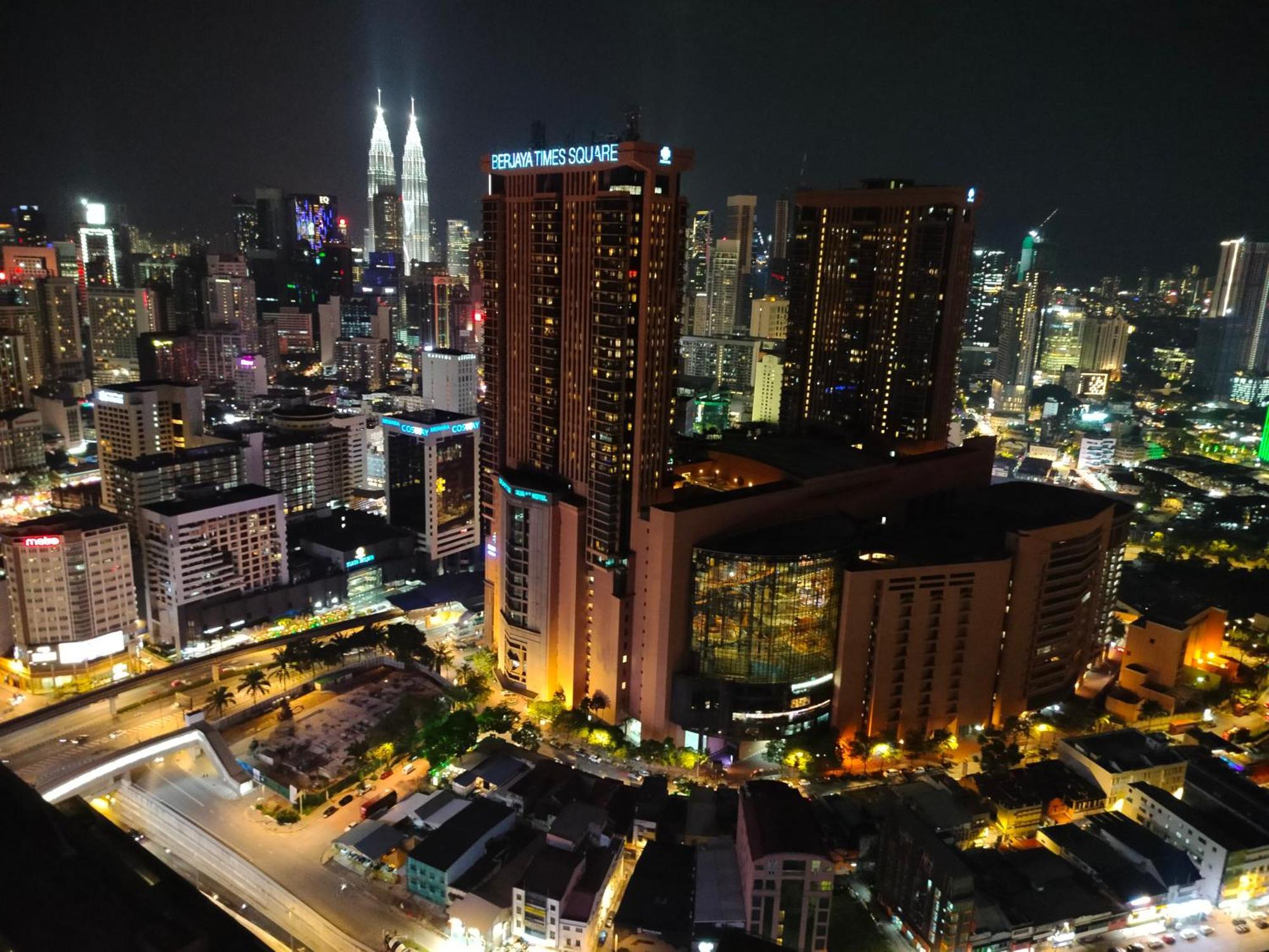 Lucentia Residence Has An Amazing Pool 吉隆坡 外观 照片